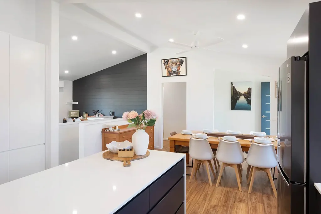 Tathra 4ਬੈੱਡਰੂਮ RENOVATED COASTAL RETREAT WITH OCEAN GLIMPSES & BUSHLAND BACKDROP