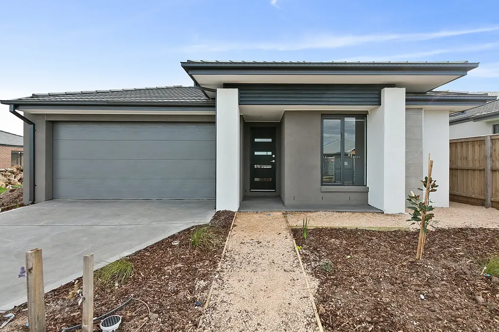 Prime Manor Lakes Living Close to Every Convenience! APPLICA