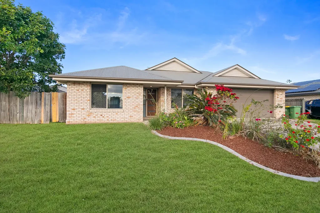 Marsden 4Kwarto Renovated Family Home with Multiple Living Areas on a Spacious 600m2