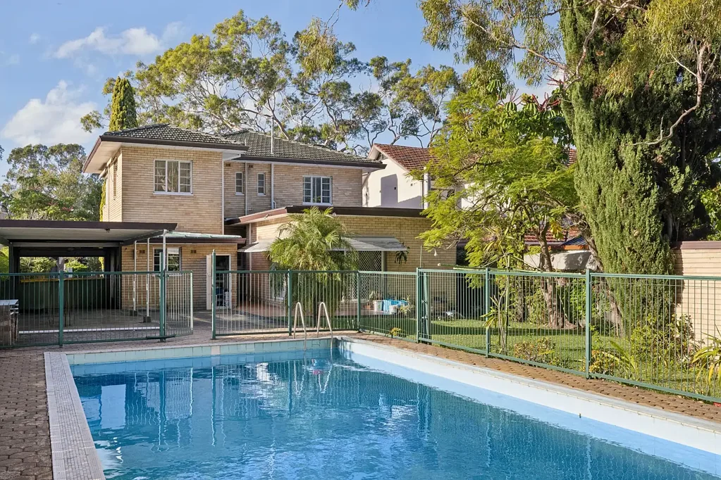 Strathfield 4房 Strathfield显赫街道 954.8㎡罕见大地 经典优雅设计 度假村式户外 游泳池画室 Timeless family residence within walking distance to Strathfield and Homebush station