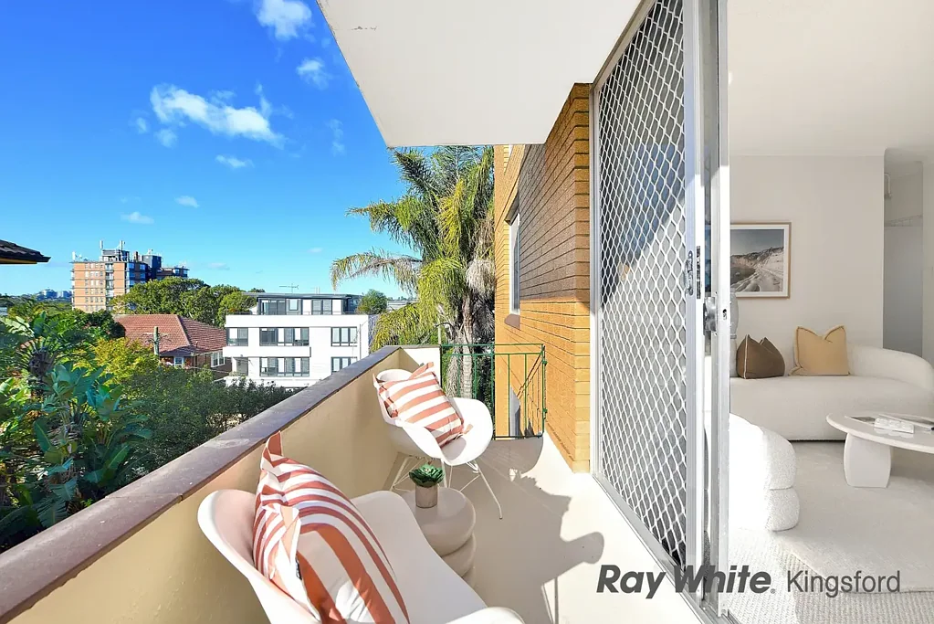 Kensington 2Kwarto Tastefully Refurbished Apartment - Standout Investment in a Premier Locale