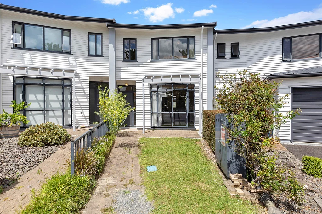 East Tamaki 2房 核心地段，尽享度假般生活！住户专享恒温泳池/网球场/健身房，兼具舒适度、私密性与便利性！ Vendor Needs Help - No Plan B