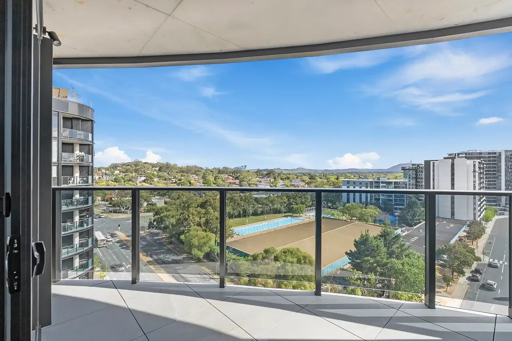 Phillip 2 Slaapkamer Modern Woden Living – Near-New 2-Bedroom Apartment with Stunning Views