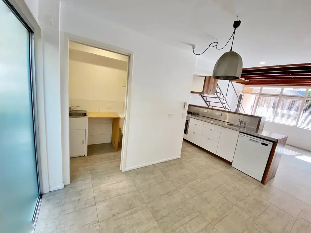Renovated and Short Stroll to Burleigh Beach!