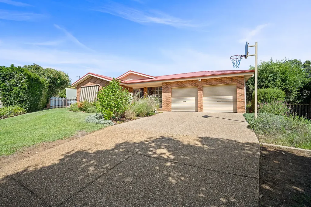 5 Glenvale Place, Bourkelands, NSW 2650