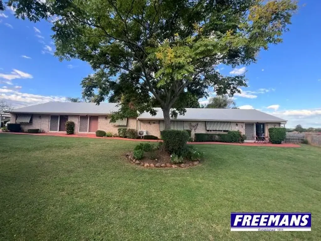 Kingaroy 7ห้องนอน Triplex with no body corp, option to live in the house at the rear of the complex