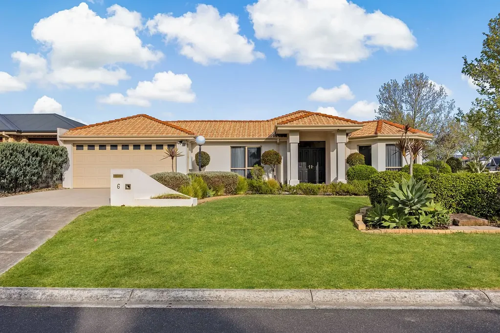Taylors Lakes 4कमरा Grand Family Living in the Prestigious McCubbin Estate!