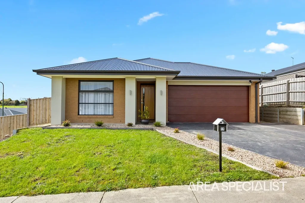 Korumburra 4 Bedroom The Brief: : Light, Bright and Near New!