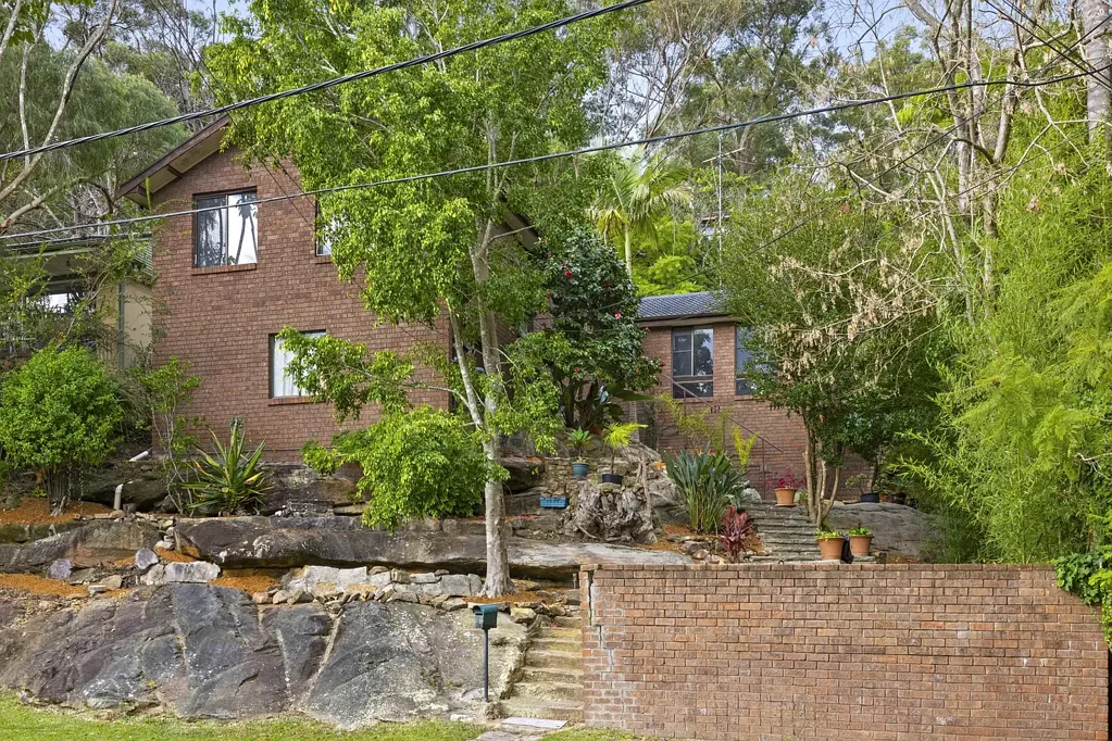 Frenchs Forest 4غرفة نوم Spacious family home with exciting scope to add value