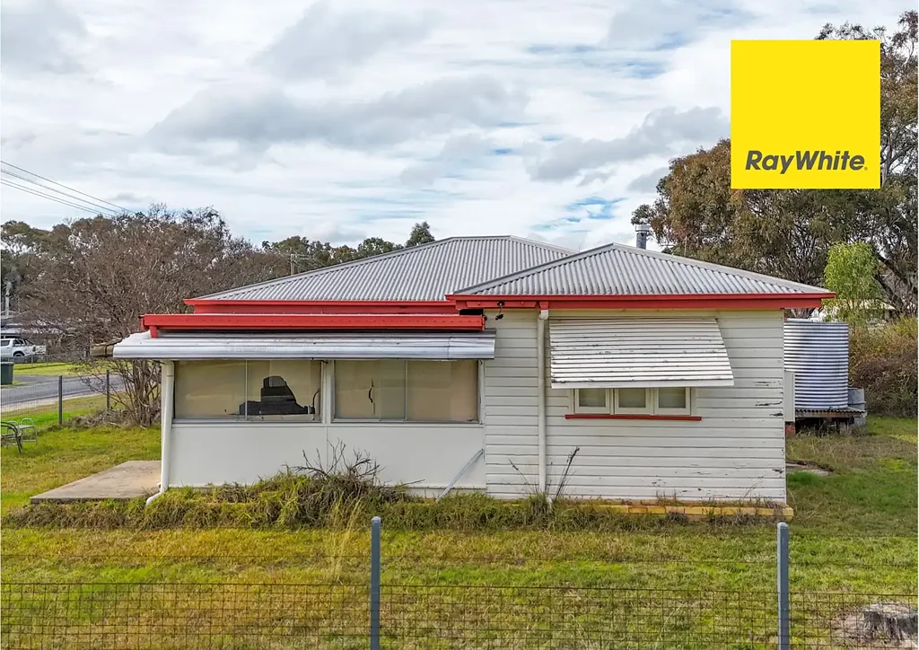 Inverell 2Zimmer Renovator's delight on 2,023 Corner Block