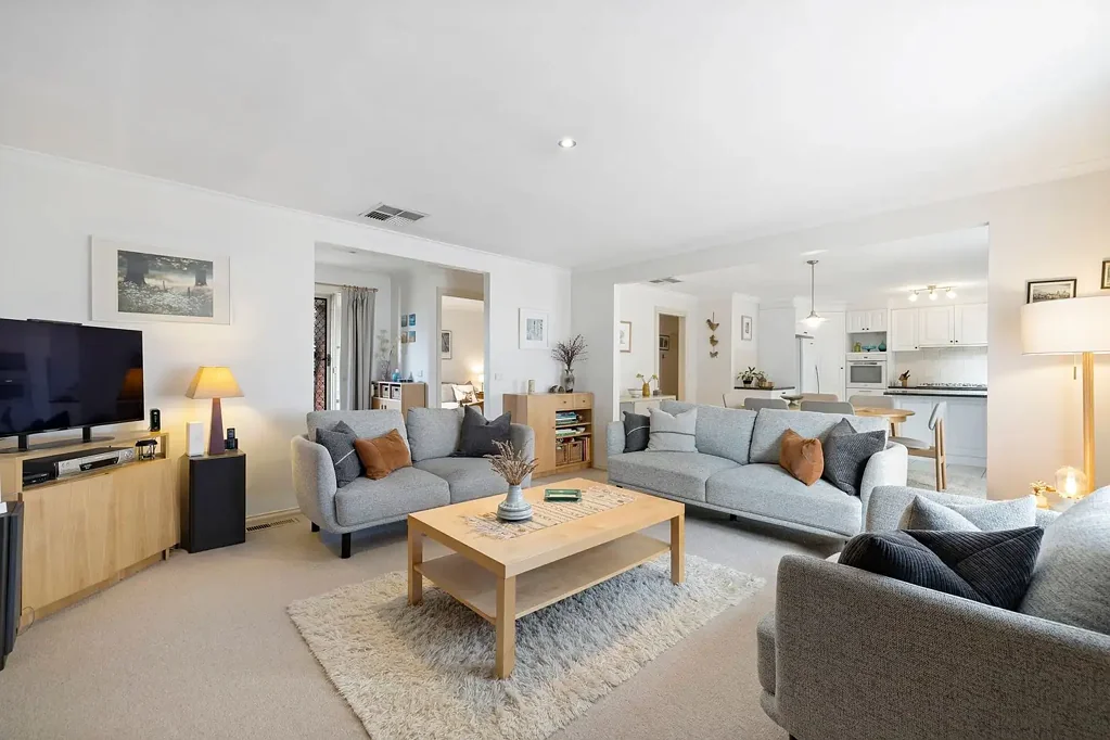 2/2 Ellesmere Road, Burwood East, VIC 3151