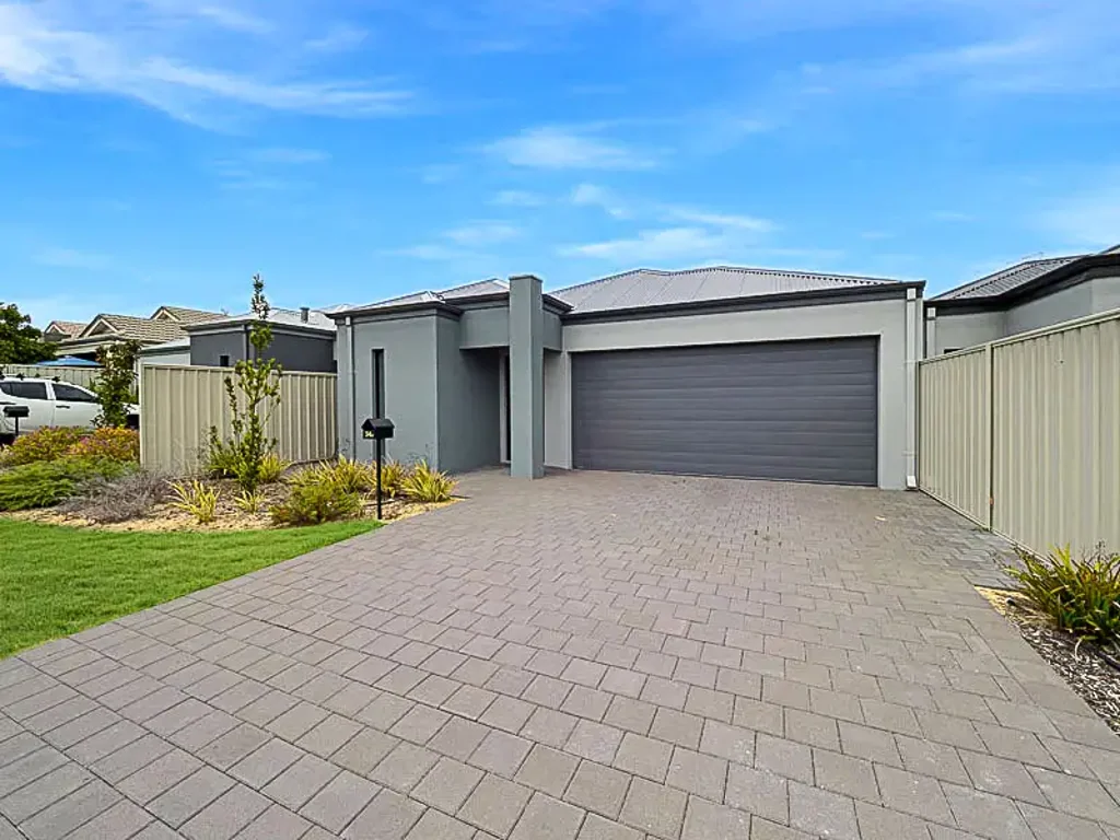 MODERN FAMILY HOME IN PEARSALL!