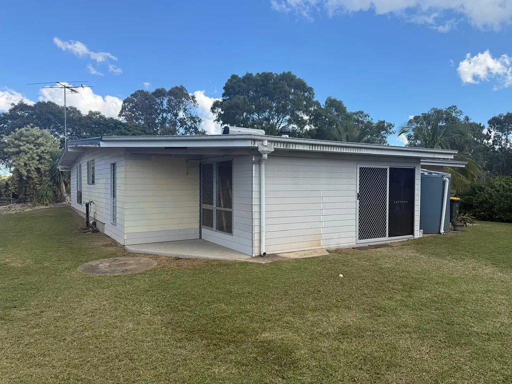 Keppel Sands 6房  Coastal Rural Property with Spacious Living, Sheds, and Ample Water Supply