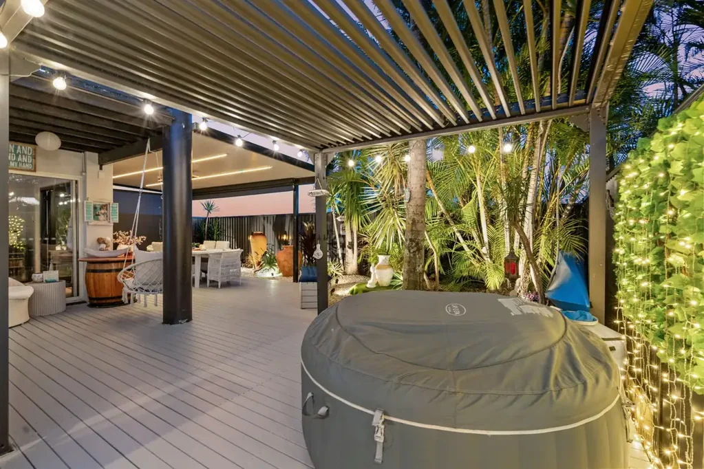 Runaway Bay 3房  RENOVATED TO PERFECTION | ENORMOUS OUTDOOR OASIS | ABSOLUTE MUST INSPECT!