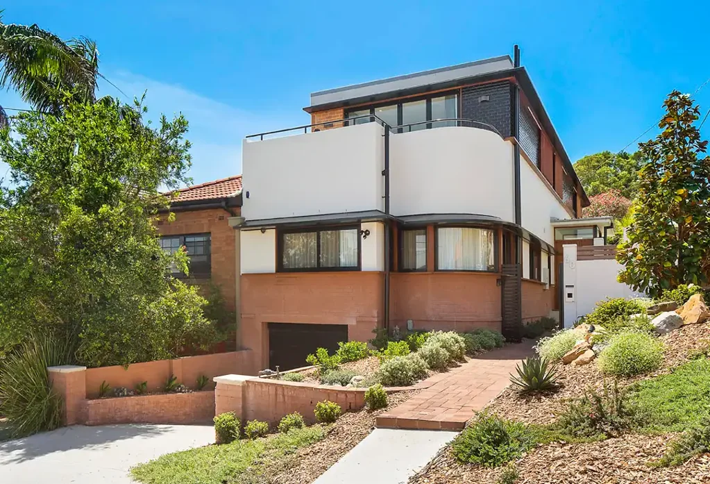 Architectural Design Home W Lock Up Garage in Prime Position!