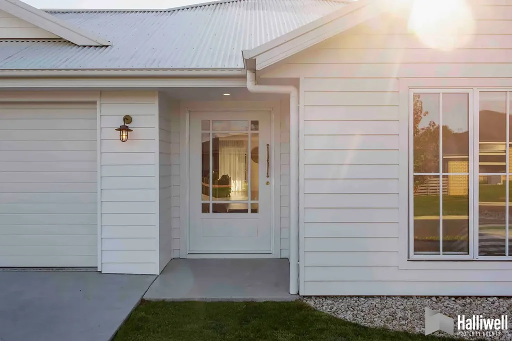 Latrobe 3房  Executive Hamptons Elegance with Family-Focused Design