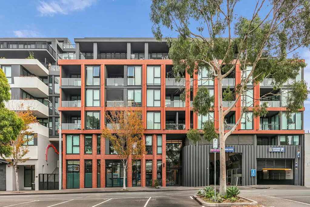 West Melbourne 2房 宽敞比例 东北朝向 优质建材 物业管理 高宽玻璃墙 精心布局 高端厨房 宽敞卧室 豪华浴室 独立车位 设施齐全 核心地段 Sunlit North/East Living with Hotel-Style Finishes. Bigger Than Most, Brighter Than All