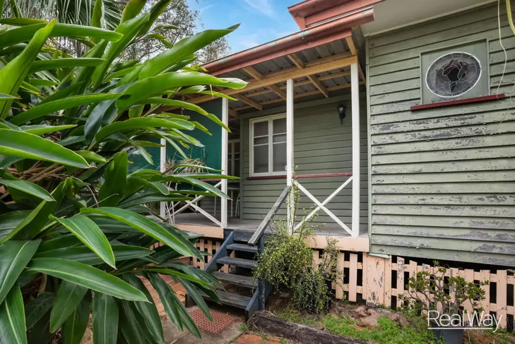 One Mile 3Kwarto Charming Character Cottage on a Rare 658m² Block with Endless Potential