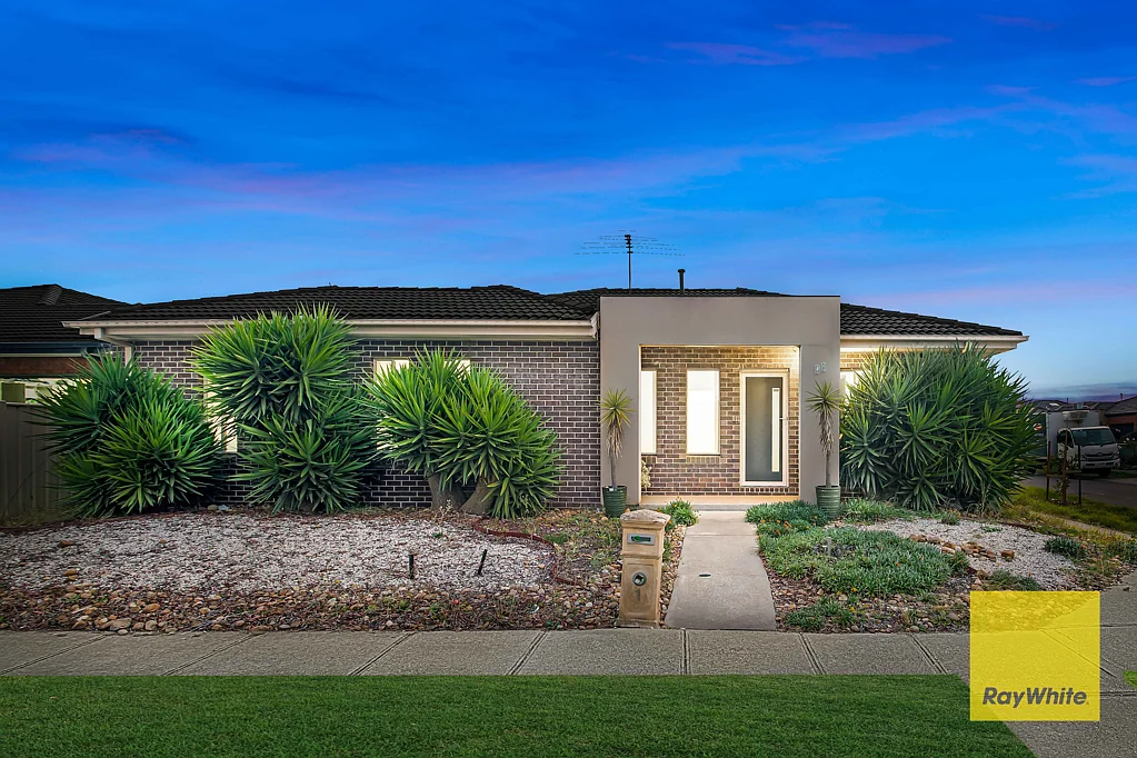 Truganina 3 Bedroom Perfect FOR FIRST - TIME BUYERS OR INVESTORS! Offers invited !!