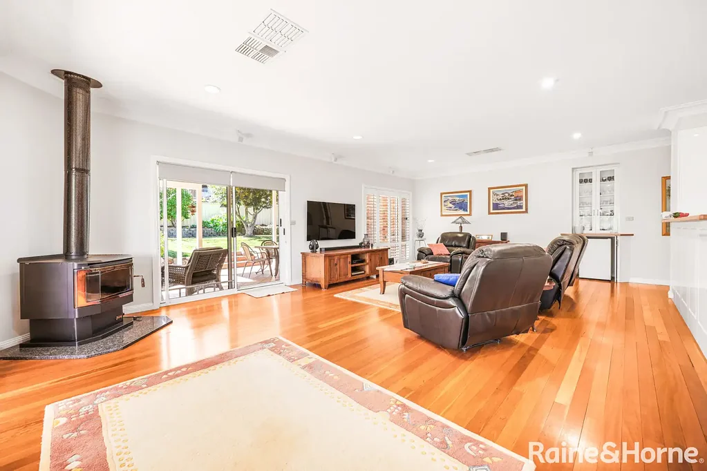 Tamworth 4房  Vendor is ready to move one! Treasured Home for Over 24 Years!