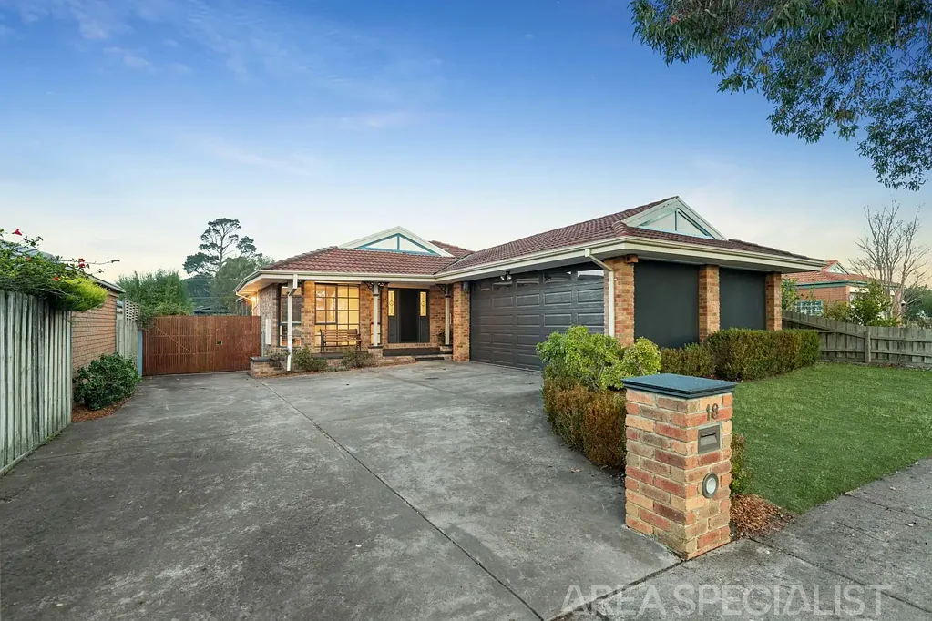 Langwarrin 3房 硬木地板温暖  石面厨房精致  超大Deck阳光  主卧带步入式衣帽间  地理位置绝佳  公共交通便捷 The Brief: Character filled with a Contemporary Flair!