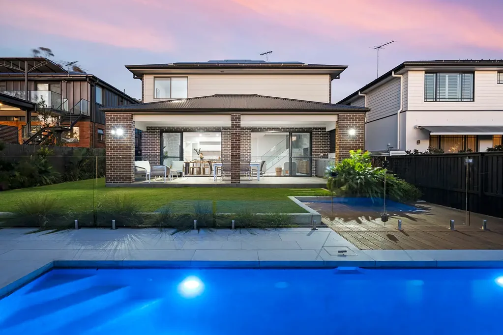 Collaroy Plateau 5房 一栋近新的宽敞现代住宅，拥有绝佳的户外娱乐后院，占地613.4平方米 Near-new spacious contemporary home with wonderful outdoor entertaining backyard set on 613sqm