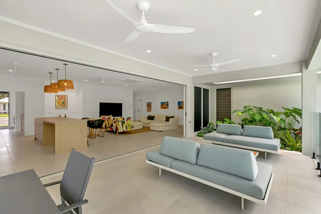 Port Douglas 4房  JUST LIKE NEW - BESPOKE BEACHSIDE HOME