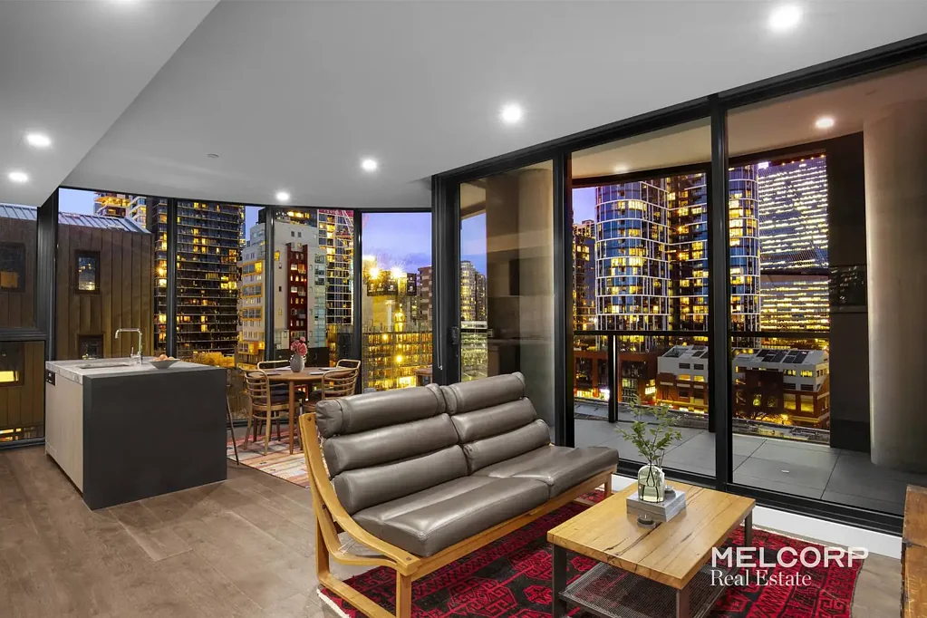 West Melbourne 2房 高空生活，坐拥壮丽景色 Sky-High Living with Spectacular Views