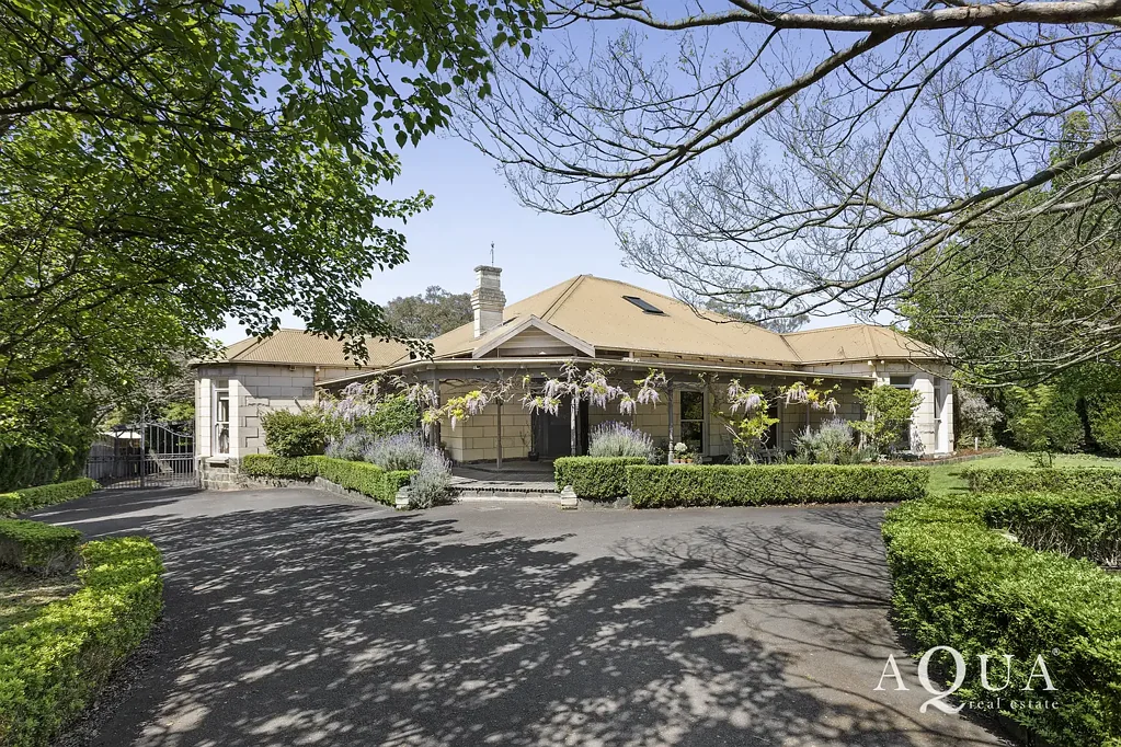 Mount Eliza 4房 海滨瑰宝 乡村与海滨结合 一英亩平坦地块 郁郁葱葱花园 壮丽树冠景色 距离海滩仅几步 ~ Country-Style Living by the Bay ~