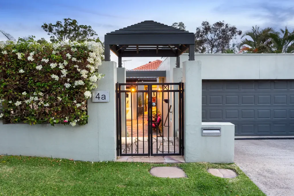 Indooroopilly 5chambre Elevated Family Living with River Glimpses in Prestigious Indooroopilly Enclave