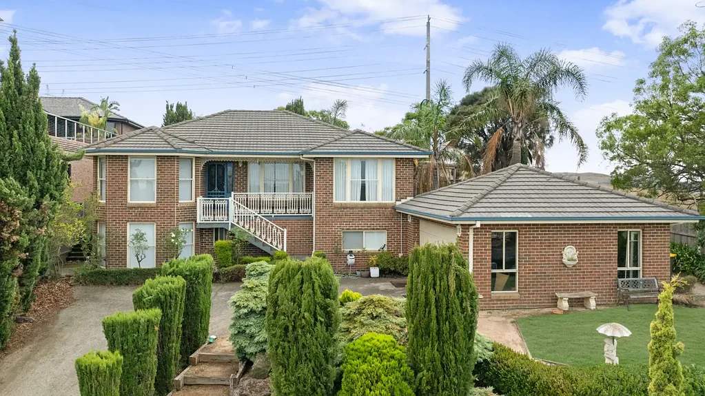 Epping 5房 壮丽城市景观 1046平米土地 独立1卧单元 豪华主卧套间 私密花园娱乐区 中央冷暖空调 不锈钢电器 太阳能电池板 大型双车库 地段便利核心 A Grand Family Sanctuary with City Views on 1,046m2 (Approx.)