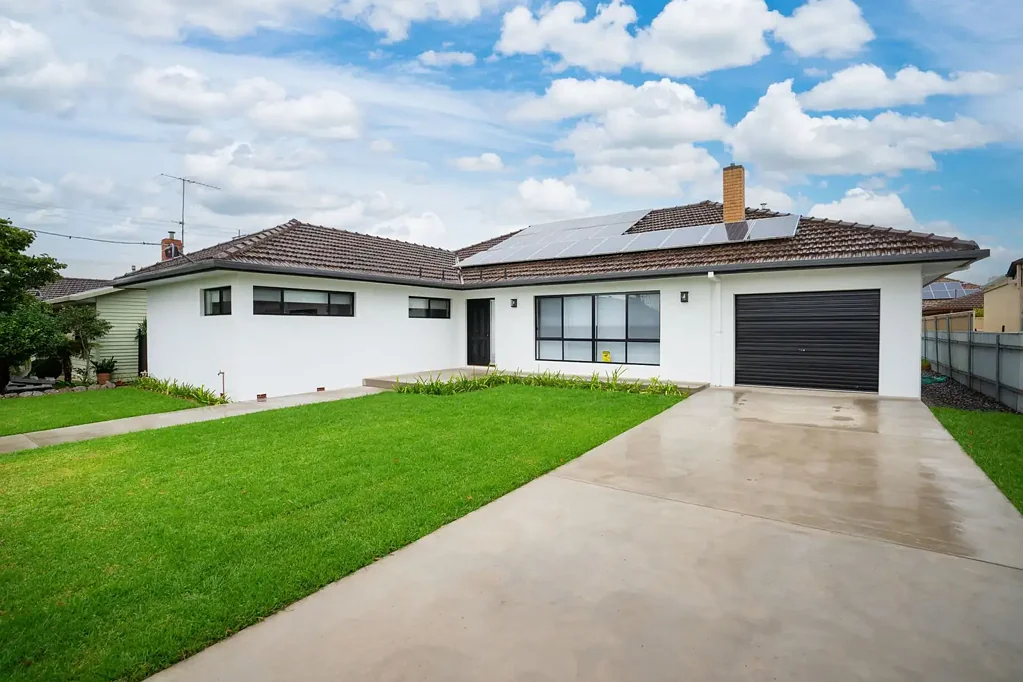 A CENTRAL ENTERTAINER WITH STUNNING POOL SIDE LIVING