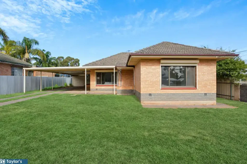 Para Hills 5 Bedroom VERSATILE FAMILY LIVING WITH POOLSIDE ENTERTAINING OPPOSITE A PEACEFUL RESERVE