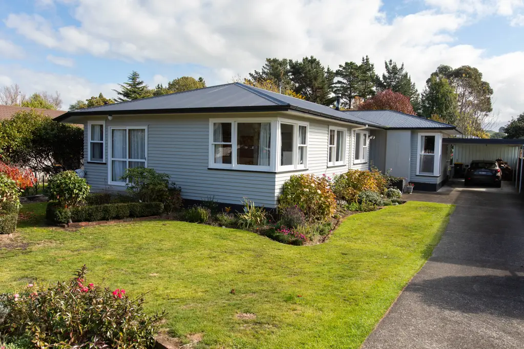 Dannevirke 4Moenga Elegant with stunning gardens