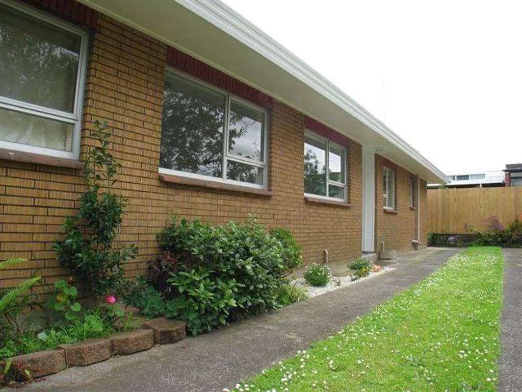 Delightful Two Bedroom End Unit in Royal Oak