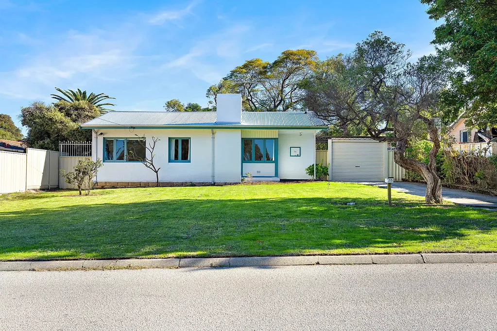 Coolbellup 3Zimmer A Rare R40 Opportunity with Character, Charm & a Garden Full of Life