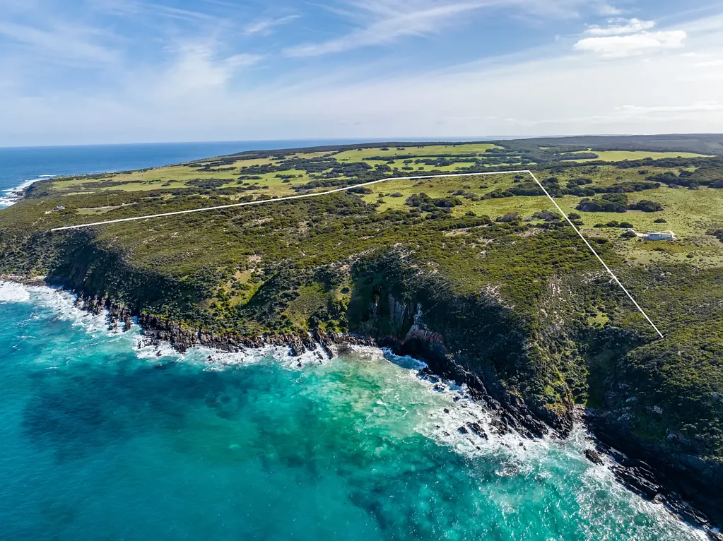 Porky Flat 40.7 Ha of Kangaroo Island coast & 1 km (approx.) of absolute sea frontage. Flexible development approvals in place.
