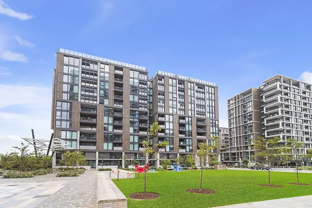 North Ryde 1ห้องนอน Off-Market | Rare Top-Floor 1+Study with Direct Rooftop Access & Sunset Views