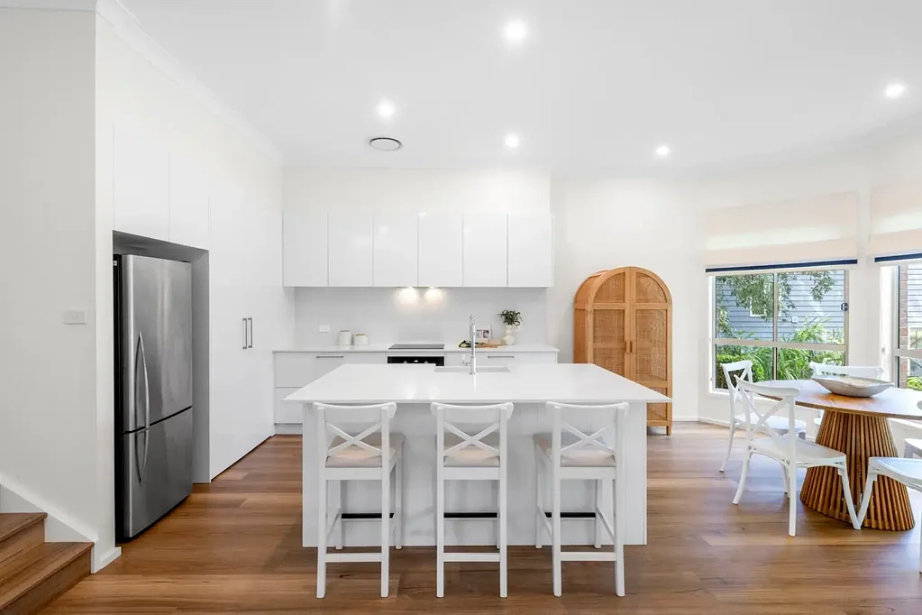 Avoca Beach 4ห้องนอน Absolute Lakefront, Private Family Retreat, Walk to Beach!