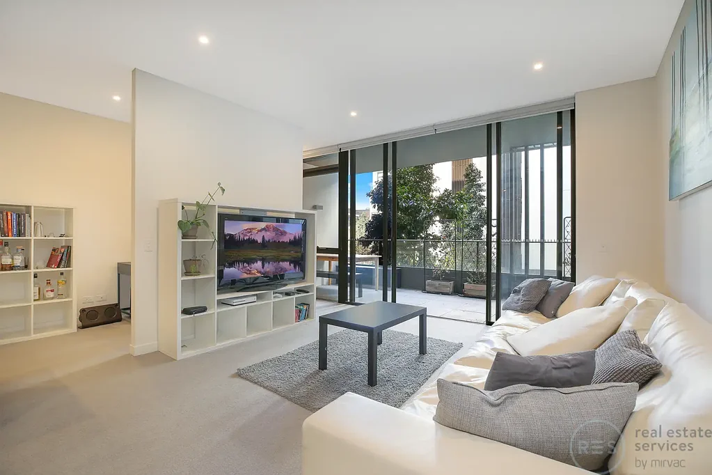 Stylish 2 Bedroom Apartment with Parking in Harold Park, Glebe
