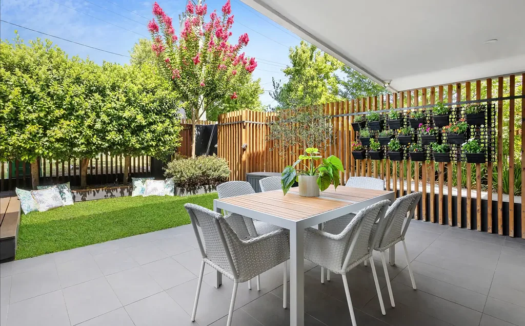 Malvern East 2Zimmer Stylish Low-Maintenance Living with a Private Outdoor Oasis