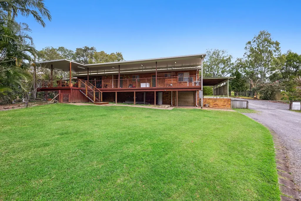 Yatala 3chambre THE COMPLETE PACKAGE - 1.09 ACRE LIFESTYLE PROPERTY WITH HUGE SHED, ENTERTAINER'S DECK & CONVENIENT YATALA POSITION!
