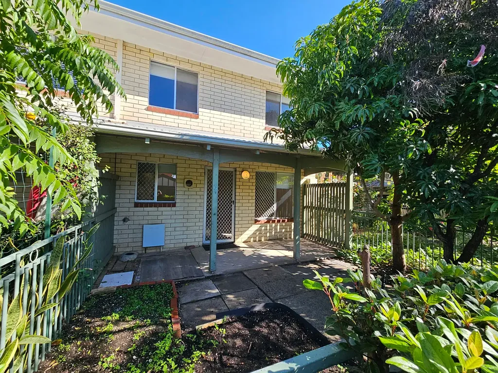 SUPER FRESH TOWNHOUSE - PERFECT LOCATION
