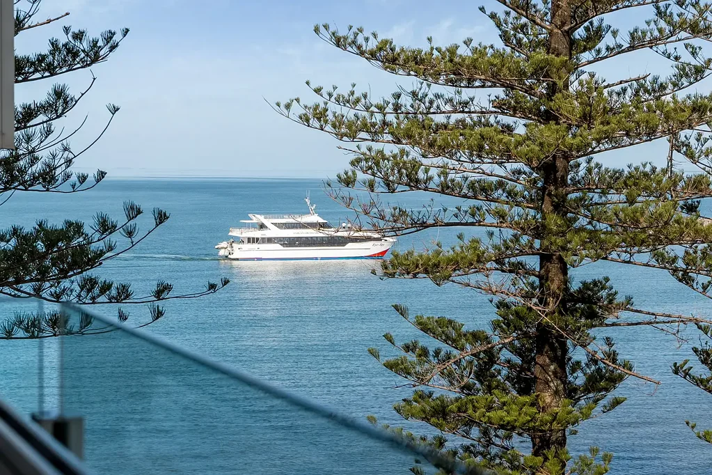 Redcliffe 3房 优越海滨地段，尊享非凡空间与生活方式 EXCEPTIONAL SPACE AND LIFESTYLE IN PRIZED WATERFRONT SETTING