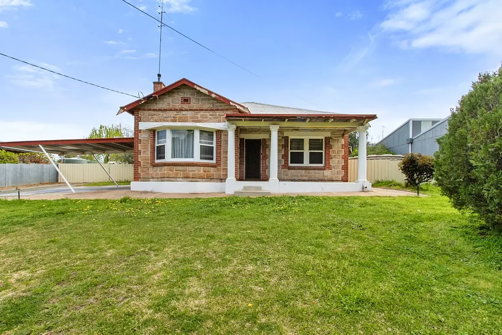Clare 2침실 Charming Freestone Bungalow with Endless Potential