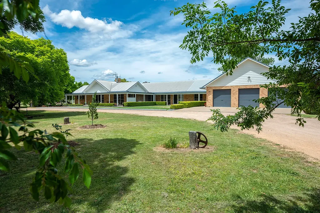 Gulgong PRESTIGE LIVING MOMENTS FROM TOWN
