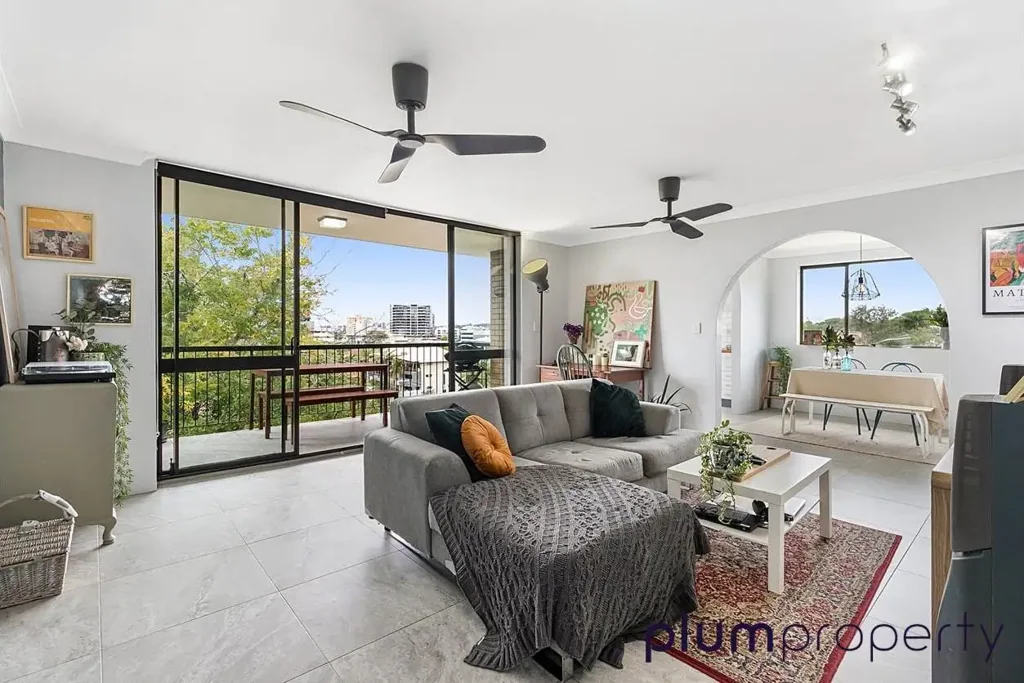 TOP FLOOR UNIT IN HEART OF TOOWONG