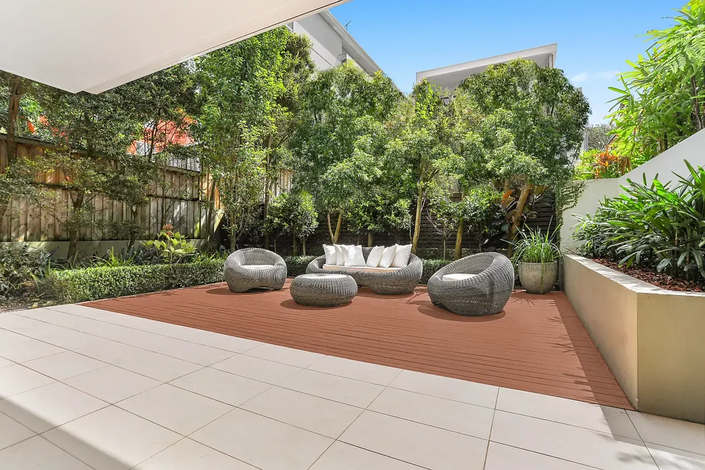 Luxury Garden Apartment with Contemporary Coastal Villa Appeal