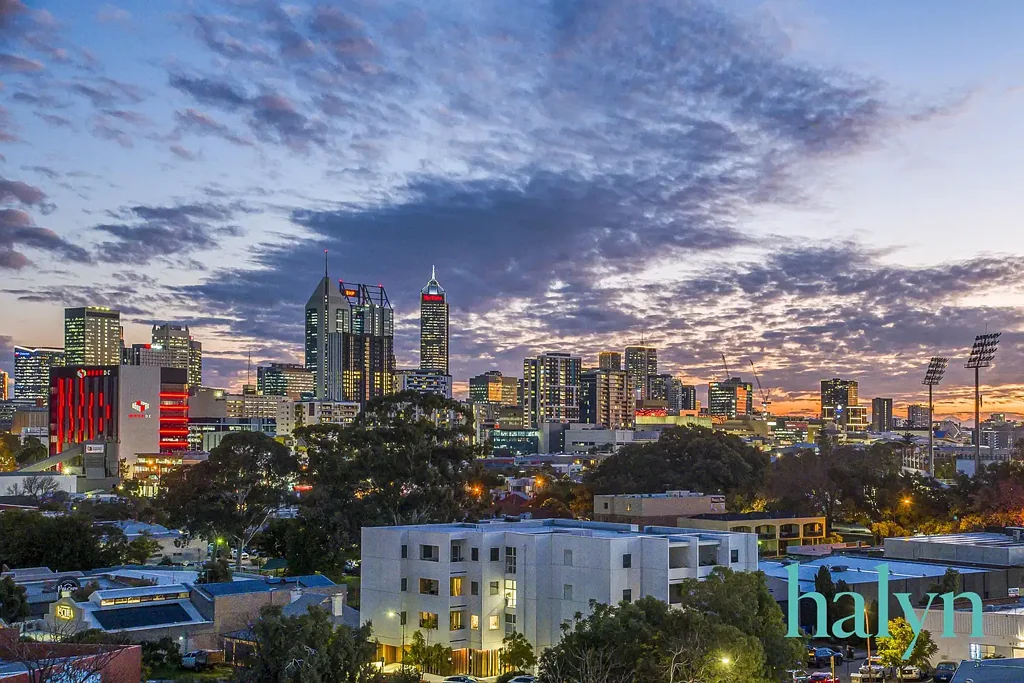 Perth 1房  Top Floor Residence with Expansive Views!