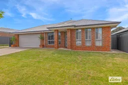 17 LANKESTER CT, Thurgoona